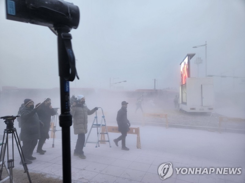 (영종도=연합뉴스) 17일 오전 인천시 중구 스카이72 골프앤리조트 앞 도로에 소화기 분말이 흩뿌려져 하얗게 변해 있다. 이날 인천지법 집행관실은 토지 인도를 위한 강제집행을 시작했으며 시설 임차인 측 용역업체 직원들은 소화기를 분사하며 맞서면서 충돌이 빚어졌다.