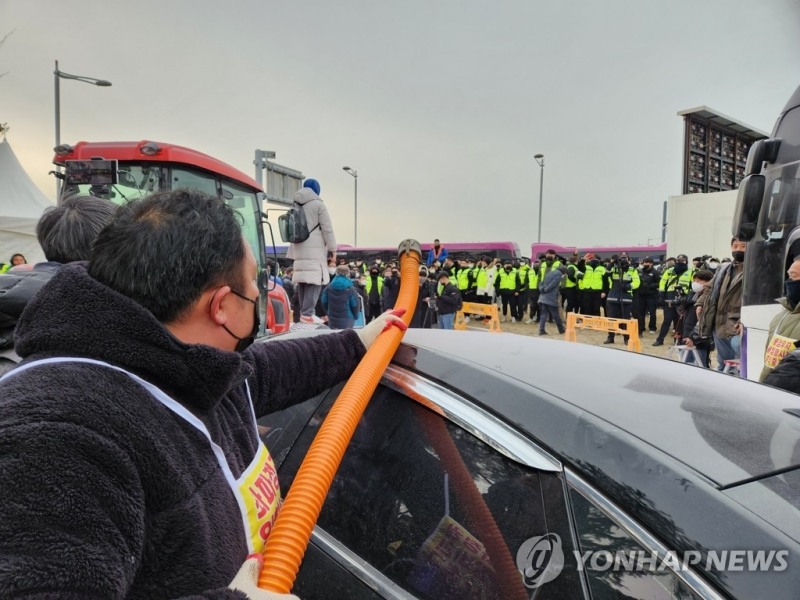 (영종도=연합뉴스) 17일 오전 인천시 중구 스카이72 골프앤리조트 앞에서 강제집행을 시도하려는 인천지법 집행관실 관계자들과 이를 막으려는 임차인 측의 용업업체 직원들이 충돌하고 있다.