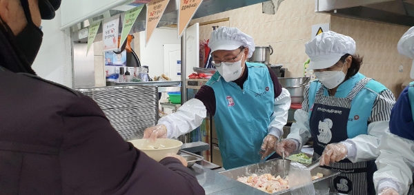 국민건강보험공단은 1.16.(월)부터 2.17.(금)까지 “설 명절맞이 사회공헌활동 주간”으로 선정하여 전국 각지 214개 단위 봉사단에서 자매결연세대 및 사회복지시설을 대상으로 나눔 활동을 펼치고 있다. / 사진 제공 : 건보공단