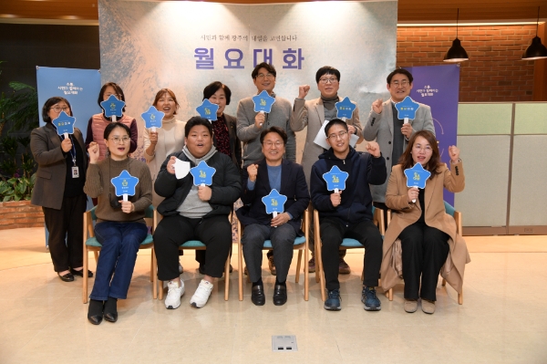 강기정 광주광역시장이 지난 16일 오후 시청 다목적홀에서 열린 월요대화에 참석해 청소년 활동지원 및 환경개선에 대한 의견을 청취한 뒤 기념촬영을 하고 있다 (사진제공 = 광주광역시)