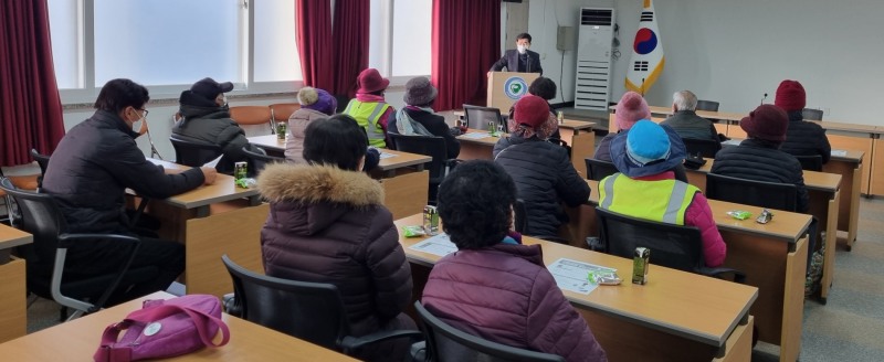 안상만 함평읍장이 17일 함평읍사무소 회의실에서 장애인일자리 사업 협업근로자를 대상으로 안전보건 교육을 실시하고 있다 (사진제공 = 함평군)