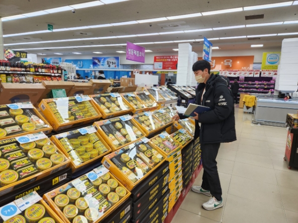 대형마트에 진열된 설 선물세트 점검 모습 (사진제공 = 화순군)