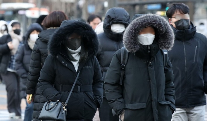 29일 오전 서울 광화문 네거리에서 시민들이 아침 최저기온 영하 8도의 강추위에 두꺼운 옷차림을 하고 출근길 발걸음을 재촉하고 있다.