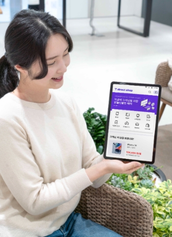 SK텔레콤 홍보모델이 단순 고객 서비스 접점 채널에서 SKT 관련 정보 허브 및종합 포털로 새롭게 변신한 모바일 T월드를 소개하고 있다.