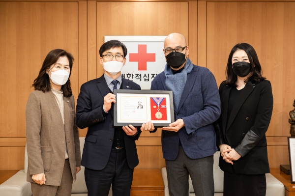 18일(수) 서울 중구 대한적십자사 서울사무소에서 열린 기부금 전달식에서 스튜디오럭키즈가 적십자회원유공장 최고명예장을 수상했다. (사진 왼쪽부터 박선영 대한적십자사 모금전략본부장, 이상천 대한적십자사 사무총장, 스튜디오럭키즈 김승환 대표, 김윤미 대표)