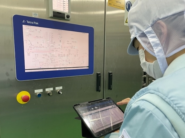 태블릿 PC를 통해 품질 관련 데이터를 확인하는 천안1공장 관계자 모습. / 사진 제공 : 대상