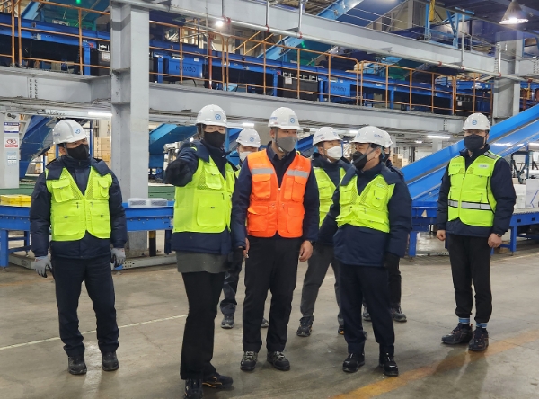 대전 허브 터미널 작업 현장에서 ㈜한진 조현민 미래성장전략 및 마케팅 총괄 사장과 노삼석 대표이사 사장이 근로자들과 현장 점검을 실시하고 있다. / 사진 제공 : 한진