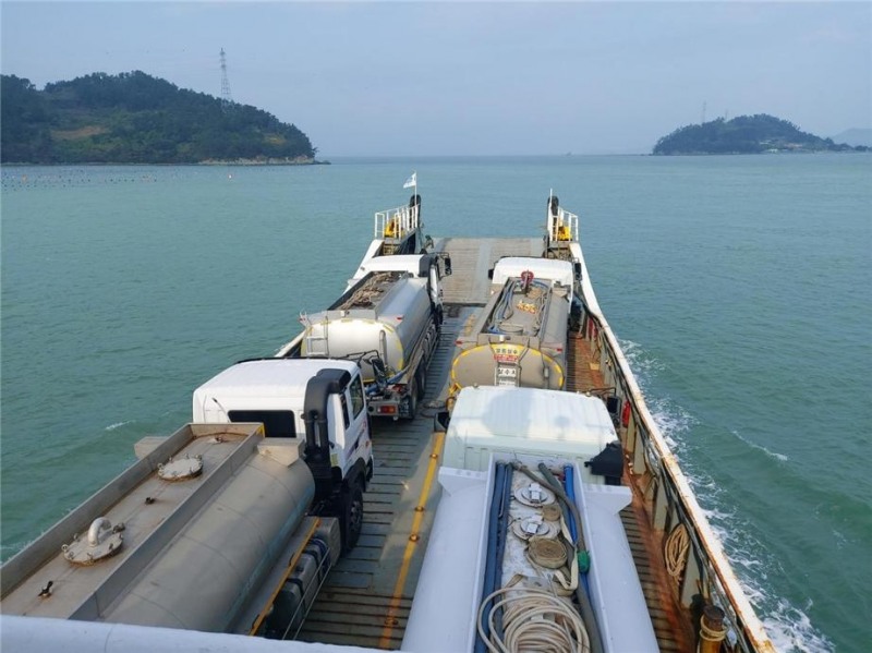 선박을 동원해 비상 용수를 운반하는 모습 (사진제공 = 완도군)
