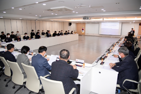 문영훈 광주광역시 행정부시장이 18일 오후 시청 중회의실에서 열린 '복합쇼핑몰 신활력행정협의체 회의'에 참석해 그랜드 스타필드 광주 사업계획서에 대한 설명을 듣고, 관련 논의를 하고 있다 (사진제공 = 광주광역시)
