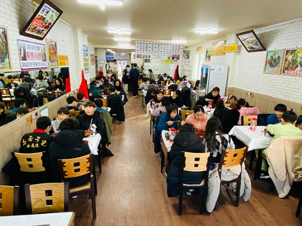 18일, 군산시 신풍동 왕산반점에서 열린 짜장면 나눔 행사 모습 (사진제공 = 군산시)