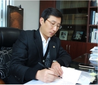 이혼과 별개인 상간자 소송, 불륜 책임 물어 위자료 받아내야