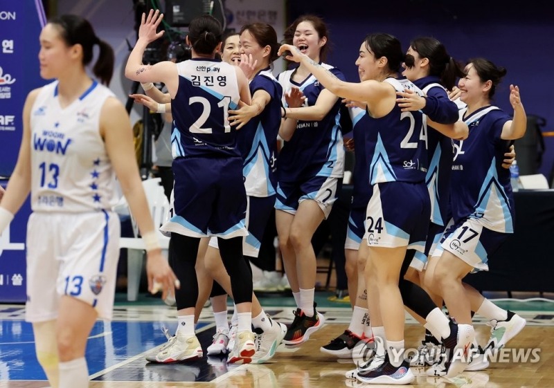 (인천=연합뉴스) 18일 인천 도원체육관에서 열린 여자프로농구 신한은행 에스버드와 우리은행 우리WON의 경기. 81-78로 승리한 신한은행 선수들이 펄쩍 뛰며 기뻐하고 있다.