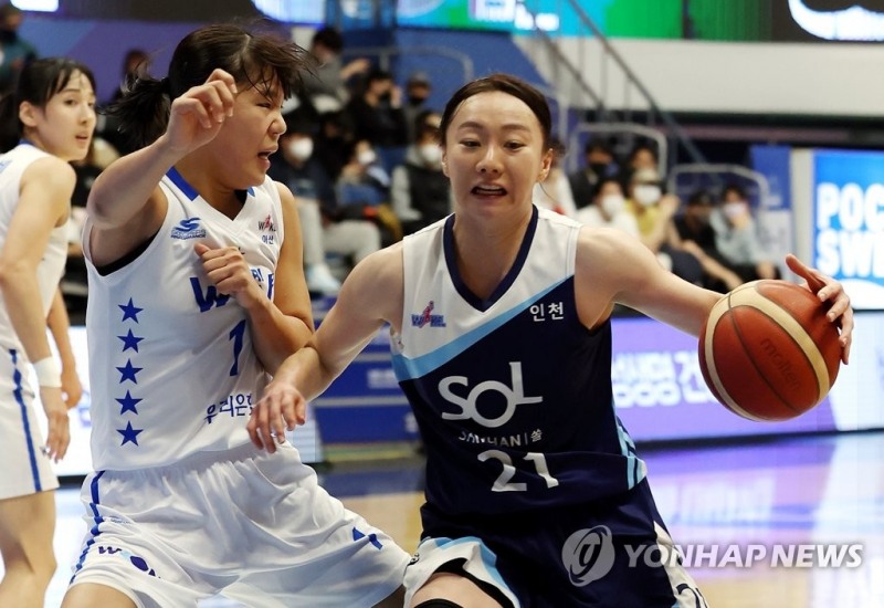 (인천=연합뉴스) 18일 인천 도원체육관에서 열린 여자프로농구 신한은행 에스버드와 우리은행 우리WON의 경기. 3쿼터 신한은행 김진영이 돌파를 시도하고 있다.