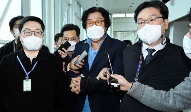 해외 도피 중 태국에서 체포된 김성태 쌍방울 전 회장이 17일 인천국제공항을 통해 귀국하고 있다.(사진=뉴시스)