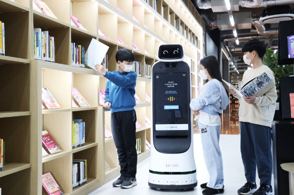 어린이들이 경남교육청 창원도서관에서 운영 중인 'LG 클로이 가이드봇'을 이용해 음성으로 도서를 검색하고 있다./ 사진 = LG전자