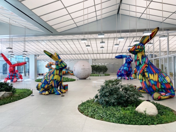 서울 양천구에 위치한 현대백화점 목동점 7층 글라스하우스에서 진행하는 ‘래빗 유토피아전’ 전경 모습. / 사진 제공 : 현대백화점