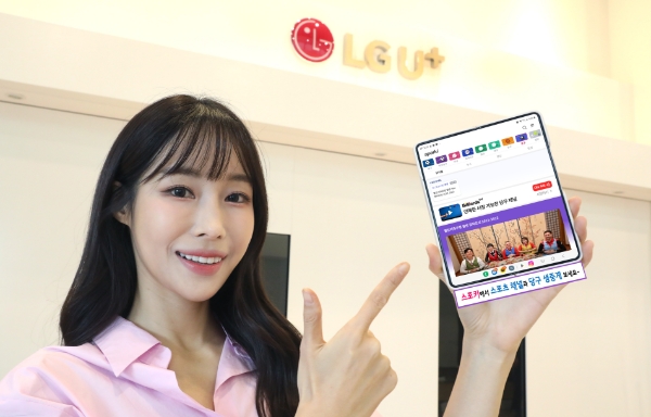 LG유플러스는 스포츠 종목별 국내외 다양한 리그의 최신 뉴스, 인기 유튜브와 방송 영상을 제공하는 자사 통합 스포츠 커뮤니티 플랫폼 ‘스포키’가 스포츠 팬들의 높은 호응을 받으며 출시 3개월만에 누적 이용자가 500만명을 넘어섰다고 밝혔다. 사진은 LG유플러스 모델이 스포키를 소개하고 있는 모습. / 사진 제공 : LG유플러스
