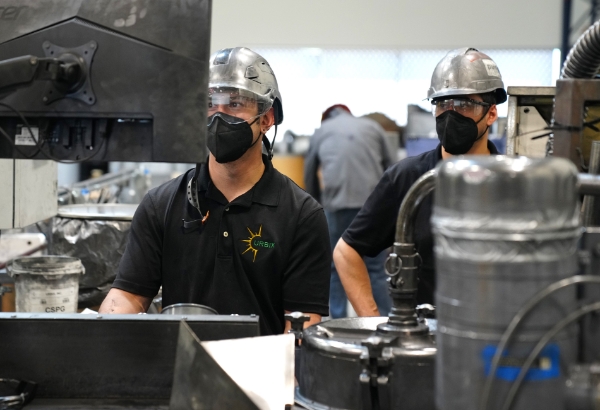  미국 애리조나주에 위치한 우르빅스社 (Urbix)의 사업장에서 직원들이 흑연 정제 과정을 살펴보고 있다. (사진=우르빅스)