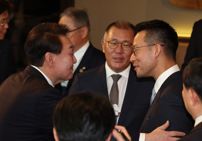 다보스포럼 참석차 스위스를 방문 중인 윤석열 대통령이 18일(현지시간) 다보스 시내 한 호텔에서 열린 '글로벌 CEO와의 오찬'에서 정의선 현대차그룹 회장(가운데), 존 리아디 리포 까라와찌 최고경영자(CEO)와 대화하고 있다. / 연합뉴스