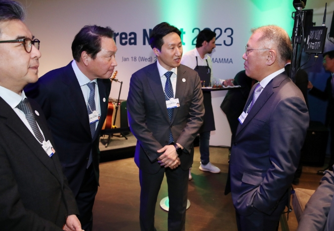 18일(현지시간) 스위스 다보스 아메론 호텔에서 열린 '한국의 밤' 행사에서 최태원 SK그룹 회장(왼쪽 두번째부터), 정기선 HD현대 사장, 정의선 현대차그룹 회장이 대화하고 있다. / 연합뉴스