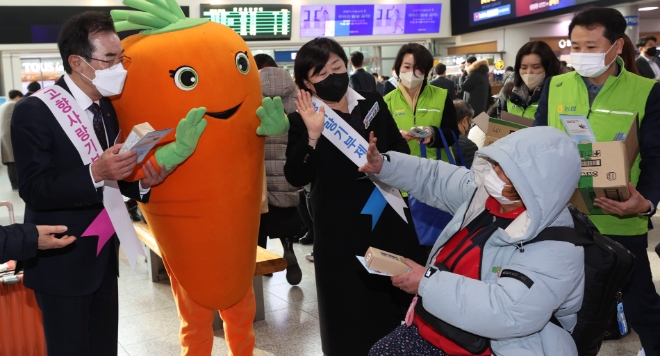 서울역에서 이성희 농협중앙회장(왼쪽에서 첫번째), 서영교 국회의원(왼쪽에서 두번째) 등 참석자들이 ‘고향사랑기부제 홍보 캠페인’을 실시하며 시민들께 우리쌀로 만든 떡과 고향사랑기부제 홍보물을 전달하고 있다