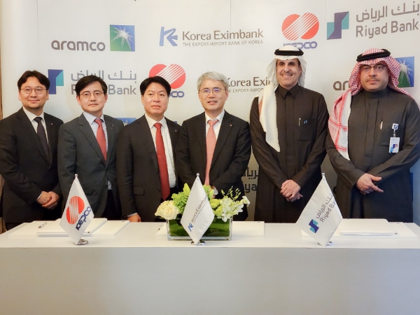 윤희성 수은 행장은 18일 오후(현지 시간) 사우디 리야드 페어몬트 호텔에서 타렉 알 사단(Tareq Al Sadhan) 리야드(Riyad Bank) 은행장과 만나 사우디 자푸라(Jafurah) 열병합발전사업 앞 프로젝트 파이낸스(PF) 금융 지원에 합의했다. 사진 왼쪽 세 번째부터 이현찬 한국전력 해외사업본부장, 윤희성 수은 행장, 타렉 알 사단(Tareq Al Sadhan) 리야드 은행장 / 사진 제공 : 수출입은행