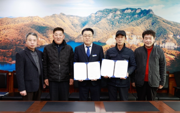 화순군은 19일 농촌인구 감소에 대응하고, 귀농ㆍ귀촌인의 안정적 정착을 위해 업무협약을 맺었다 (사진제공 = 화순군)