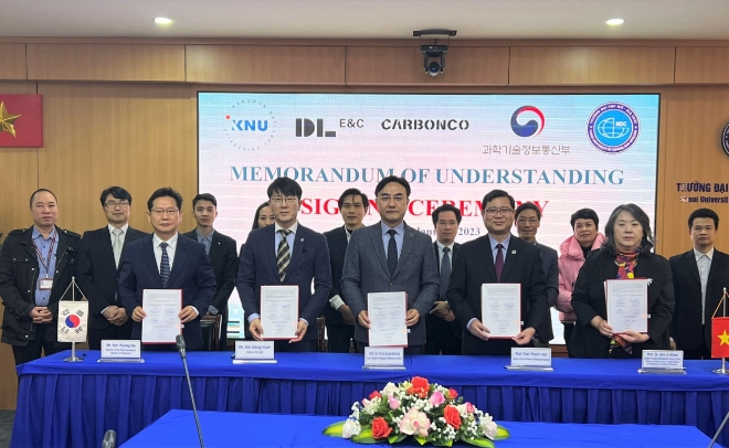 DL이앤씨와 카본코는 베트남에서 ‘탄소광물 플래그십 사업’에 본격적으로 나선다고 19일 밝혔다. 사진은 지난 18일 베트남 하노이광업지질대학교에서 열린 ‘탄소광물 플래그십 사업 양해각서 체결식’에서 참석자들이 기념촬영을 하고 있는. (왼쪽부터) 카본코 사업수행실 김영호 부장, DL이앤씨 플랜트사업본부 김동현 실장, 강원대학교 최성웅 부총장, 하노이광업지질대학교 탕 하이 쩐 총장, 탄소광물화플래그십사업단 안지환 단장.