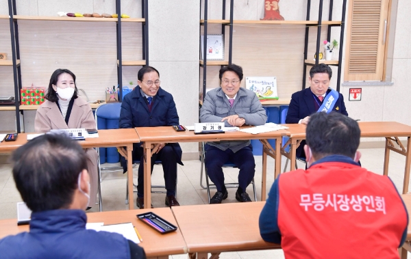 강기정 광주광역시장이 설 명절 앞두고 19일 오전 남구 무등시장을 방문해 상인 관계자들과 간담회를 갖고 애로사항을 청취하고 있다 (사진제공 = 광주광역시)