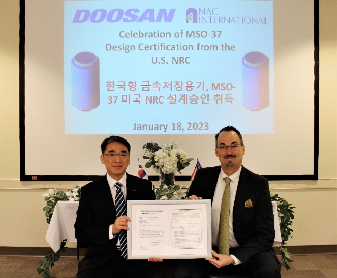 두산에너빌리티는 미국 NAC사와 공동 개발한 사용후핵연료 금속 저장용기가 미국 원자력규제위원회(NRC) 설계승인을 취득했다고 19일 밝혔다. 사진은 18일 미국 애틀란타에 위치한 NAC 본사에서 열린 설계승인 취득 기념식에서 두산에너빌리티 조창열 상무(왼쪽)와 NAC사 켄트 콜(Kent Cole) 사장이 기념사진을 촬영하고 있는 모습. (사진 = 두산에너빌리티 제공)
