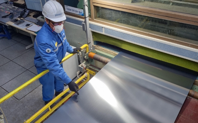 1월 19일 복구를 완료한 포항제철소 스테인리스 1냉연공장에서 제품이 생산되고 있다.