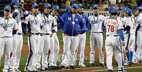 일본에 패해 은메달을 목에 건 한국 선수들이 허탈해하고 있다.