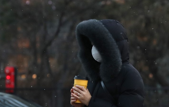 서울·경기·강원 지역 등에 한파특보가 내려진 16일 오전 서울 세종로사거리에서 시민들이 눈을 맞으며 출근하고 있다.