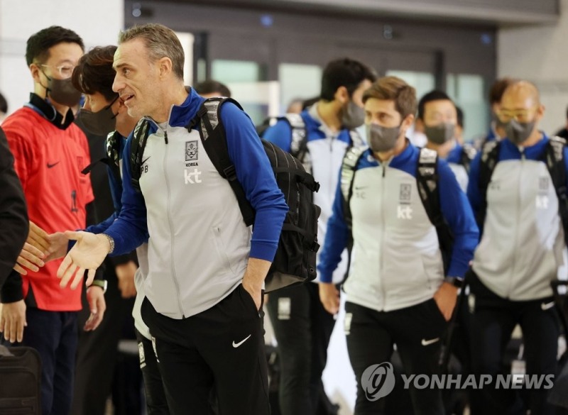 (영종도=연합뉴스) 12년 만의 월드컵 16강 진출을 이룬 한국 축구대표팀의 파울루 벤투 감독이 지난달 7일 오후 인천국제공항을 통해 귀국하고 있다.