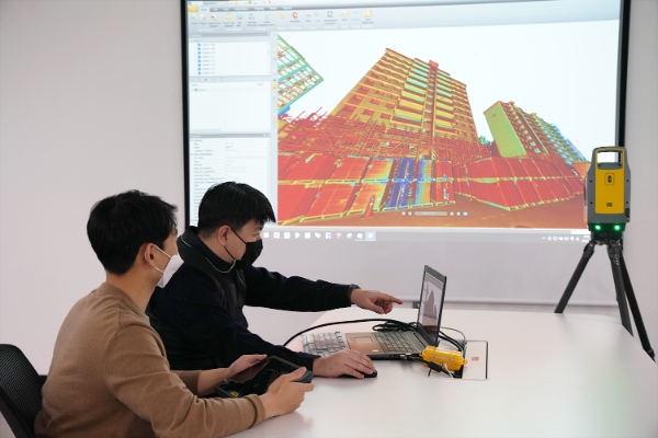 롯데건설 관계자가 3D 스캐너를 활용한 기존 아파트 모델링 데이터를 확인하고 있다. / 사진 제공 : 롯데건설