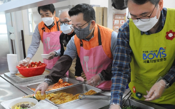 지난 19일 한화시스템 임직원들이 국가유공자 대상 설 명절 음식 나눔 봉사활동을 하고 있다. 어성철 한화시스템 대표이사(왼쪽 세번째), 윤안식 한화시스템 부사장(왼쪽 첫번째) / 사진 제공 : 한화시스템