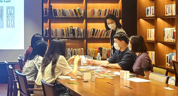 SK이노베이션 구성원들이 SK서린빌딩 공유오피스 라운지에서 회의를 하고 있다.