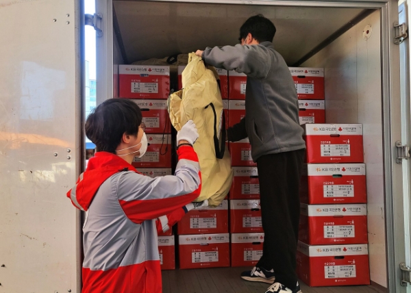 서울 강남구 개포동 구룡마을 화재 현장 구호 활동을 위해 긴급구호물품을 전개하는 대한적십자사 서울특별시지사 재난안전센터. / 사진 제공 : 대한적십자사 서울지사