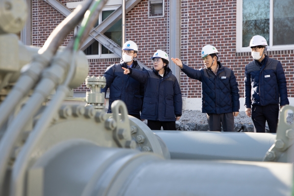 최연혜 한국가스공사 사장은 설 연휴 대비 천연가스 공급설비 운영현황과 안전관리 실태점검을 위해 20일 서울 방배관리소를 방문했다.(왼쪽에서 두번째 최연혜 가스공사 사장) / 사진 제공 : 한국가스공사