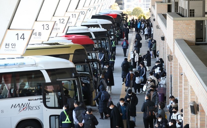 설 연휴를 하루 앞둔 20일 오후 서울 고속버스터미널에서 귀성객들이 북적이고 있다.