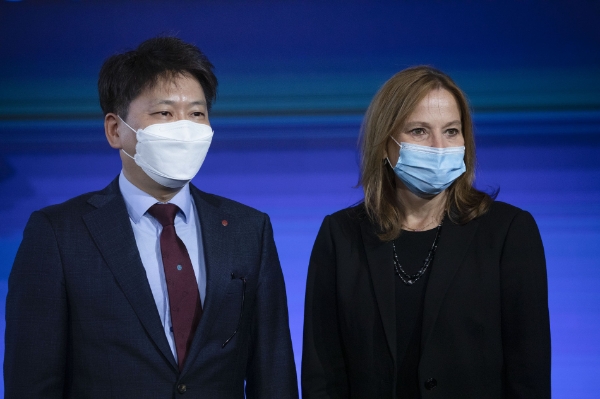 LG엔솔 김동명 사장과 메리 바라 GM최고경영자(CEO) /연합뉴스