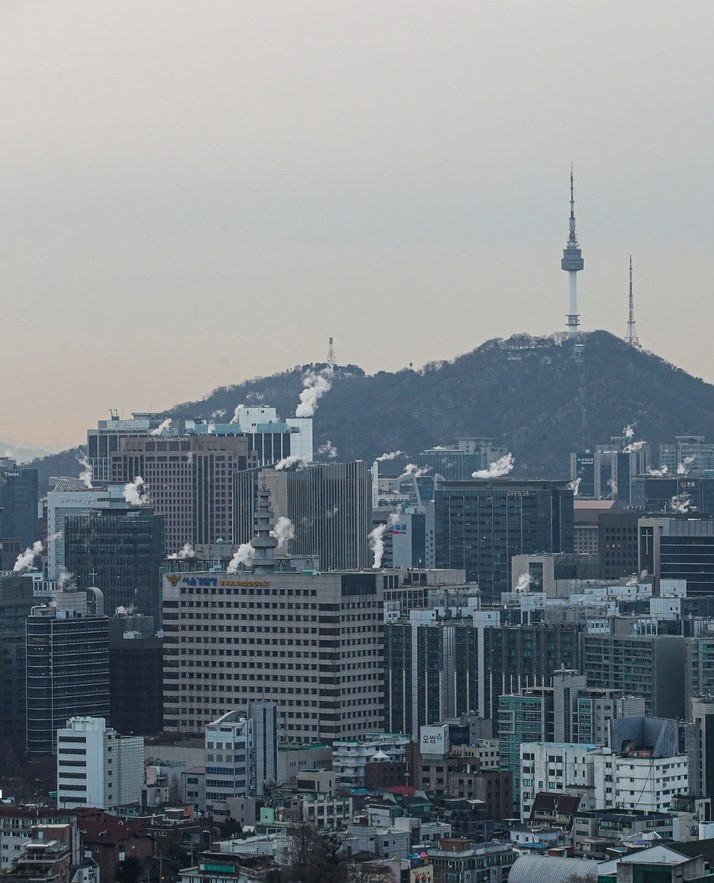 연일 강추위가 계속되고 있는 지난 17일 오전 서울 종로구 인왕산에서 바라본 서울 도심의 건물에 수증기가 피어 오르고 있다.