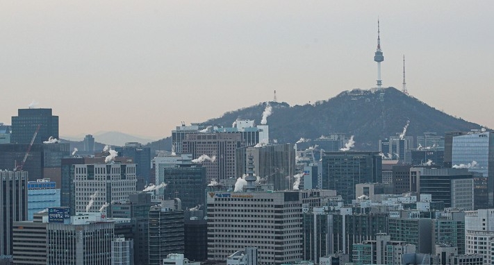 연일 강추위가 계속되고 있는 지난 17일 오전 서울 종로구 인왕산에서 바라본 서울 도심의 건물에 수증기가 피어 오르고 있다.