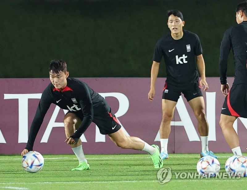 (도하=연합뉴스) 2022 카타르 월드컵에 출전하는 대한민국 축구대표팀의 27번째 명단에 오른 오현규가 14일(현지시간) 카타르 도하 알에글라 훈련장에서 실시된 첫 현지훈련에서 동료들과 함께 훈련에 임하고 있다.