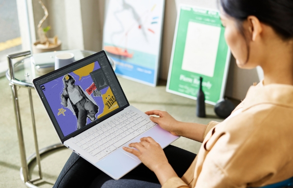 사진 1~3: 처음으로 선보이는 LG 그램 스타일은 빛의 각도나 보는 방향에 따라 다채롭게 색이 변하는 오로라 화이트 색상과 사용자가 터치할 때만 LED 불빛으로 드러나는 히든 터치패드를 적용했다. 그램 최초로 OLED 디스플레이를 탑재해 압도적인 명암비와 블랙 표현은 물론, 색 표현도 풍부하고 자연스럽다. 사진은 모델들이 LG 그램 스타일(LG gram Style)을 즐기는 모습.