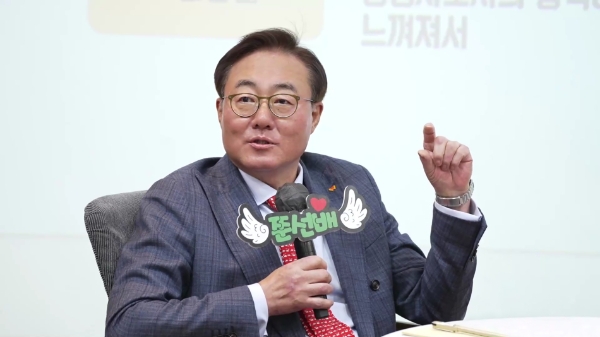 김준 SK이노베이션 부회장이 17일 서울 종로구 SK서린빌딩에서 열린 ‘신입사원과의 대화’에서 신입사원들과 다양한 이야기를 나누고 있다.