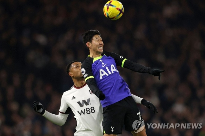 손흥민이 공중볼을 다투고 있다.