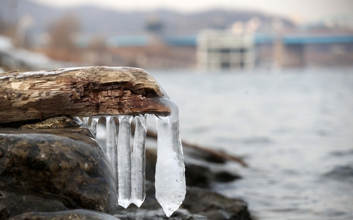 작은 추위를 뜻하는 절기 소한(小寒)을 하루 앞둔 지난 5일 서울 서초구 반포한강공원에 얼음이 얼어있다.