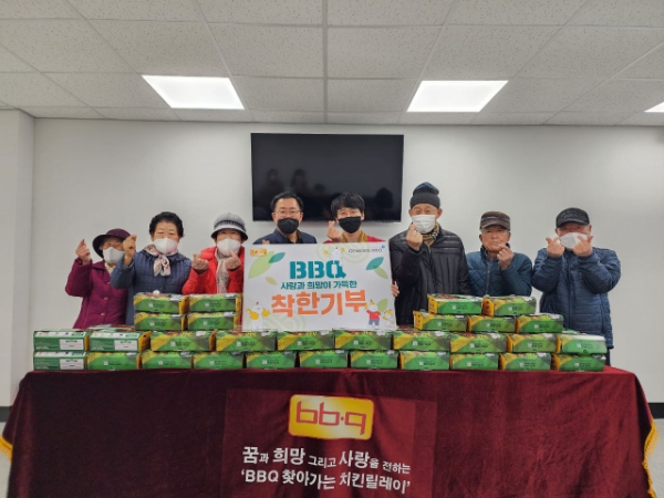 BBQ가 치킨대학 착한기부를 통해 이천 청미노인복지관에 치킨을 기부하고 있다. / 사진 제공 : BBQ