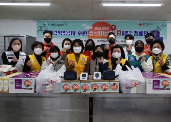 정관장 제품 등 서울시 내 홀몸 어르신들에게 건강 물품을 전달하는 ‘효배달 캠페인’을 진행중인 KGC인삼공사 정관장 봉사단과 대한적십자사 서울지사. / 사진 제공 : 대한적십자사